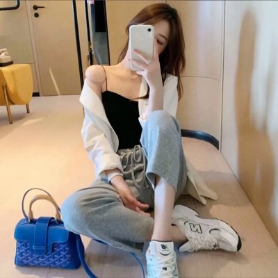 粉红转角上的男人